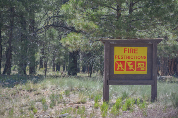 火災の制限アリゾナパインフォレストにサインインします。アリゾナ州の旗持ち - 写真・画像
