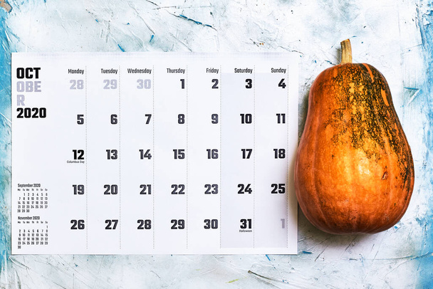 Calendrier mensuel octobre 2020 avec citrouille sur bois - Photo, image