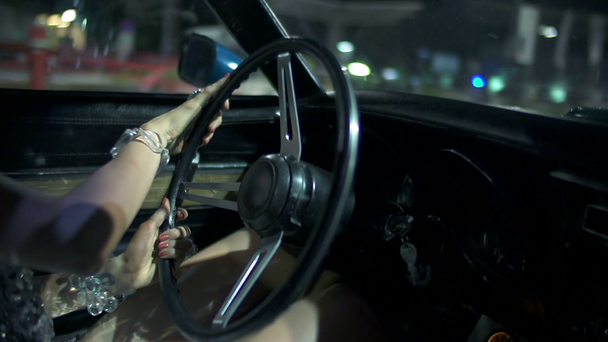 γυναίκα οδήγηση κορβέτα με λαμπερά κοσμήματα στα χέρια της - Πλάνα, βίντεο