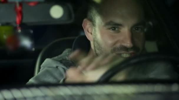 Homem dirigindo carro com um sorriso em seu rosto
 - Filmagem, Vídeo