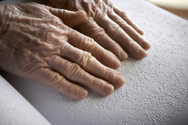stary womans ręce, czytanie książki w języku Braille'a - Zdjęcie, obraz