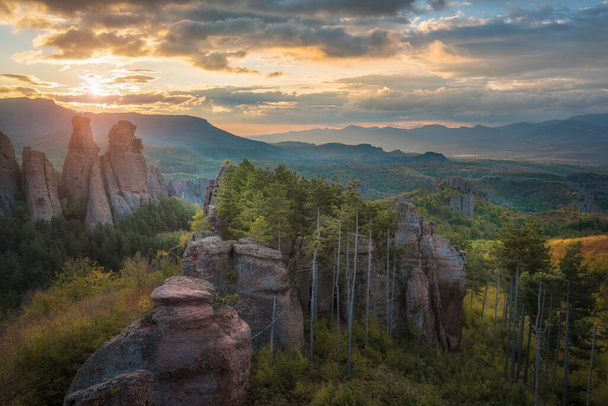 Krásná krajina s bizarními skalními útvary. Východ slunce nad úžasnými skalními útvary v Belogradchiku, severozápadní Bulharsko. - Fotografie, Obrázek