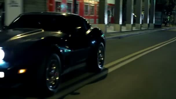 Corvette Gracefuly ajo läpi kaupungin yöllä
 - Materiaali, video