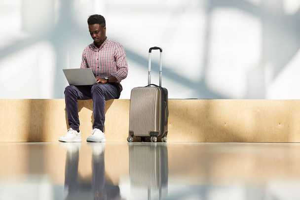 Бизнесмен, работающий в аэропорту
 - Фото, изображение