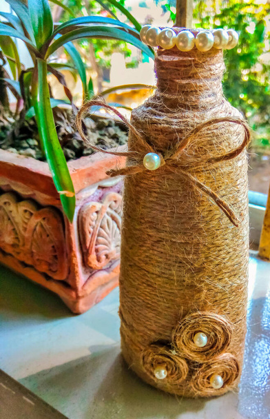 Mooie Jute Handicraft fles vorm naast de boom - Foto, afbeelding