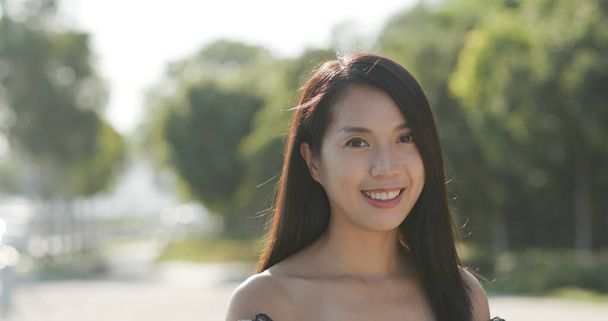 азіатська жінка посміхається до камери
 - Фото, зображення