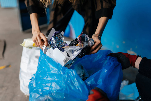 ゴミを分別してる若い女性。リサイクルの概念。廃棄物ゼロ - 写真・画像