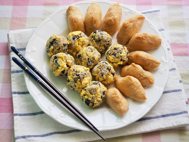 Asiatische Lebensmittel Schinken und Gemüse Reisbällchen und Yubu Sushi - Foto, Bild