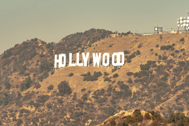 カリフォルニア州ロサンゼルス。ハリウッドの看板、アメリカ西海岸の都市で有名なランドマーク. - 写真・画像