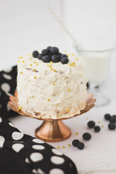 Fresh cream cake with blueberries on the festive table - Foto, Imagen