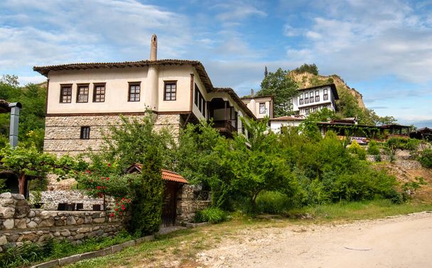 Μέλνικ, Βουλγαρία. Παραδοσιακά παλιά βουλγαρικά σπίτια στο Melnik, η μικρότερη βουλγαρική πόλη την άνοιξη. - Φωτογραφία, εικόνα
