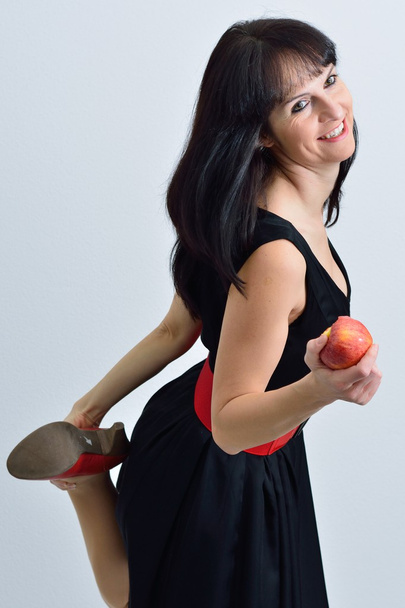 Junge Frau mit rotem Apfel - Fotó, kép