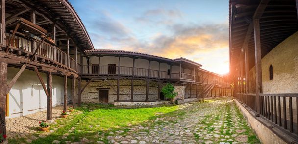 Il monastero ortodosso medievale di Rozhen vicino a Melnik, Bulgaria al tramonto. Panorama della Natività della chiesa della Madre di Dio  - Foto, immagini