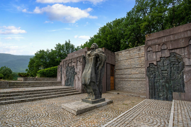 Памятник в средневековой крепости болгарского царя Самуила возле села Ключ Благоевградской области - Фото, изображение