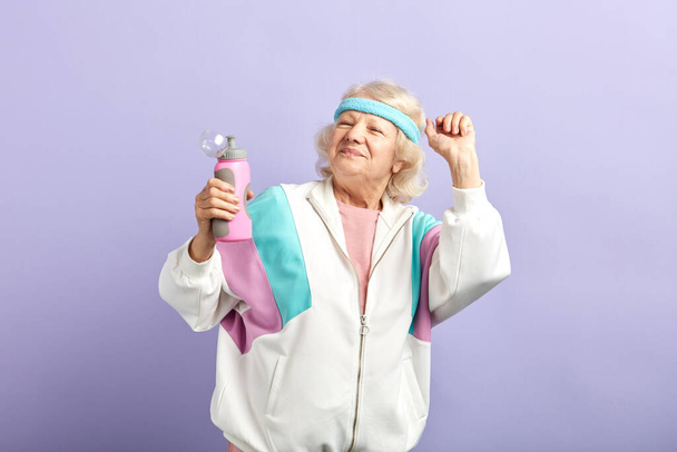 Grandma doing in for sports and feels wonderful at her sixties, active lifestyle - 写真・画像