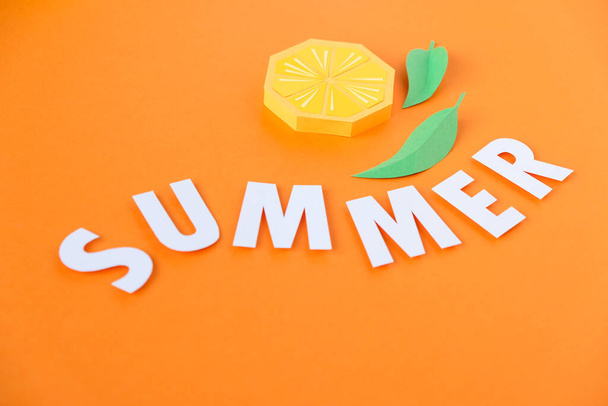 Egzotyczne owoce wykonane z papieru na pogrubionym pomarańczowym tle. Koncepcja letnia. - Zdjęcie, obraz