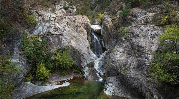 Cascada "Suchurum" en las rocas en Karlovo, Bulgaria - Foto, Imagen