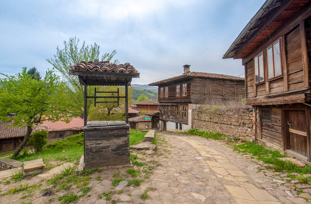 Ébredés hagyományos bolgár házak a tizenkilencedik század történelmi óvárosában Kotel, Sliven régió, Bulgária. Kulturális örökség emlékműve tavasszal - Fotó, kép