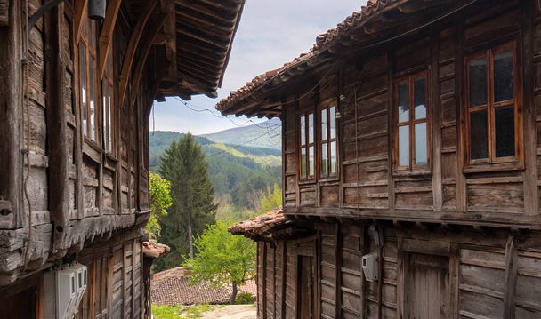 Ébredés hagyományos bolgár házak a tizenkilencedik század történelmi óvárosában Kotel, Sliven régió, Bulgária. Kulturális örökség emlékműve tavasszal - Fotó, kép