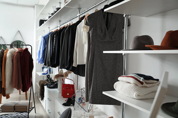 Стильный интерьер магазина современной одежды - Фото, изображение
