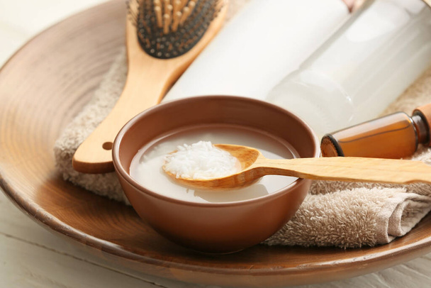 Eau de riz saine avec des fournitures cosmétiques sur la table - Photo, image