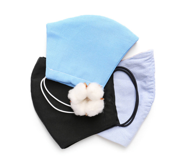 Máscaras protectoras de algodón sobre fondo blanco
 - Foto, imagen