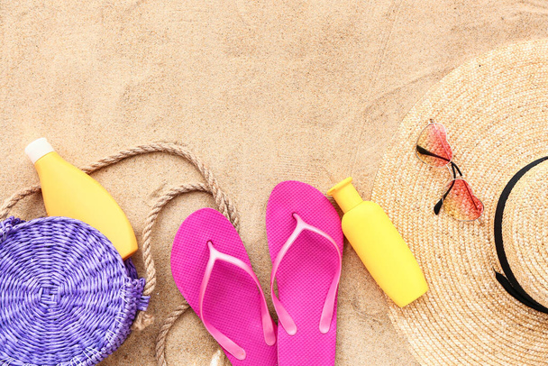 Beach accessories on sand background - Foto, Bild