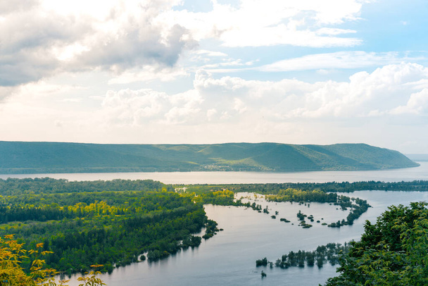 Panorama del fiume Volga con montagne e isole fotografate da un'altezza - Foto, immagini