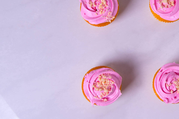 Hermosos cupcakes rosados, pasteles, sobre un fondo claro, primer plano
 - Foto, Imagen