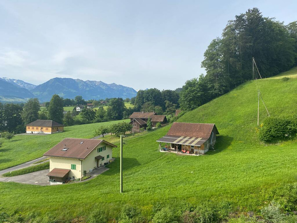 Традиційна сільська архітектура та сімейні тваринницькі ферми на схилах гірського масиву Пілатус (Альпнах - Кантон, Обвальден, Швейцарія).) - Фото, зображення
