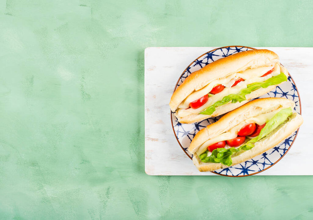 Sandwich de baguette con tomates y queso
 - Foto, imagen