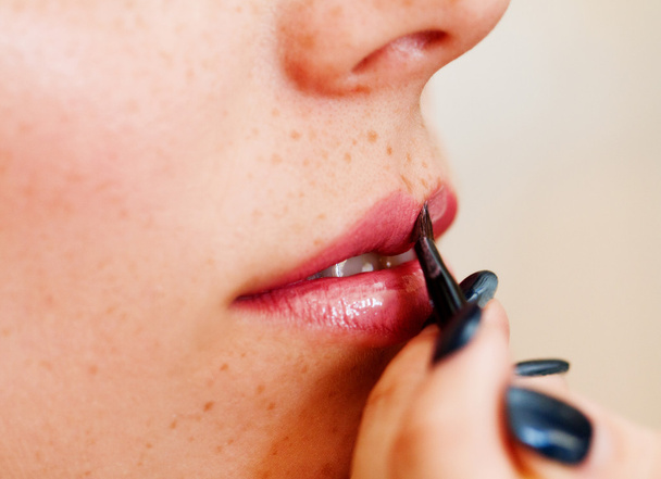 Lippen schminken - Foto, Bild