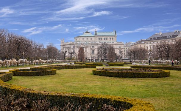 La fachada del histórico Burgtheater (Imperial Court Theatre) y la famosa Wiener Ringstrasse en Viena, Austria - Foto, Imagen