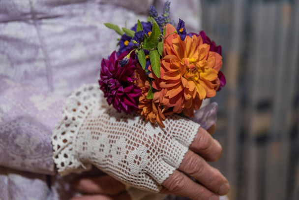 Mariée tient un bouquet simple - gros plan sur le mariage - Photo, image