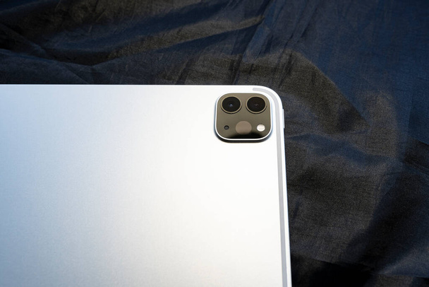 Neue Dual-Kamera mit Augmented-Reality-Sensor auf der Rückseite des silbernen Smartphones - Foto, Bild