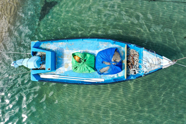 浅いラグーンに停泊する小型漁船. - 写真・画像