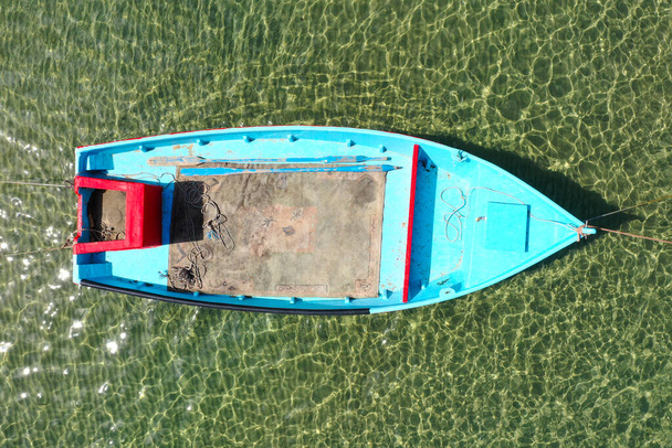 Pequeño barco de pesca anclado en una laguna poco profunda
. - Foto, imagen