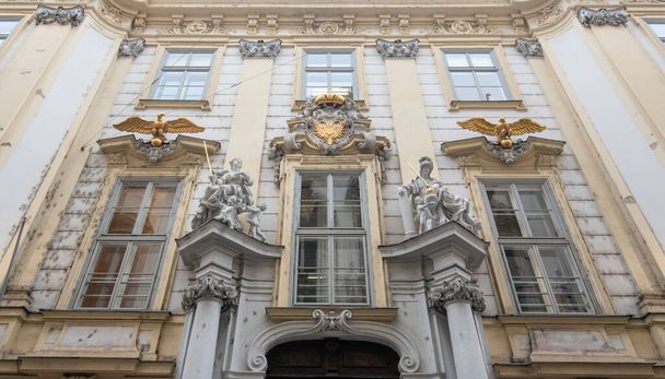 L'Altes Rathaus (Vieille mairie) dans la vieille ville de Vienne, Autriche, Europe centrale. Façade d'un bâtiment historique avec statues, sculptures et ornements baroques. - Photo, image