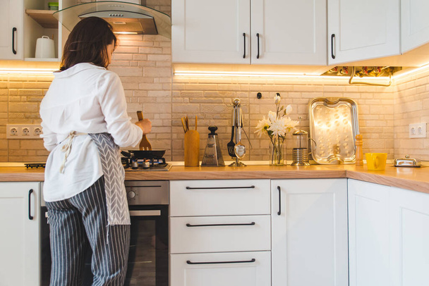 pohled zezadu žena na kuchyni vaření hospodyňky - Fotografie, Obrázek