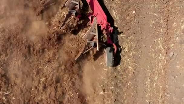 Luftaufnahme eines Pflugs bei der Bearbeitung eines trockenen Bodenfeldes. - Filmmaterial, Video