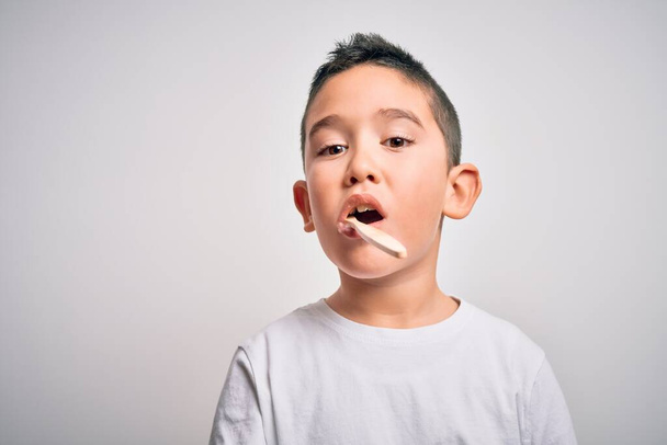 Jonge kleine jongen poetsen haar tanden met behulp van tandenborstel en orale pasta, het reinigen van tanden en tong als gezonde gezondheidszorg ochtend routine. Leren tandheelkunde - Foto, afbeelding