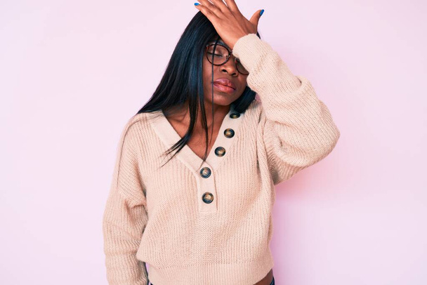 Young african american woman wearing casual clothes surprised with hand on head for mistake, remember error. forgot, bad memory concept.  - Fotoğraf, Görsel
