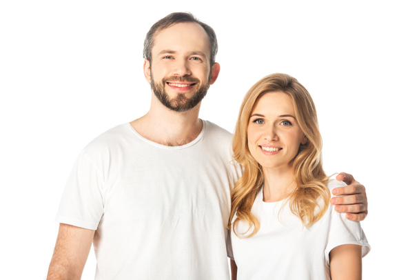 šťastný dospělý pár v bílých tričkách objímající izolované na bílém - Fotografie, Obrázek