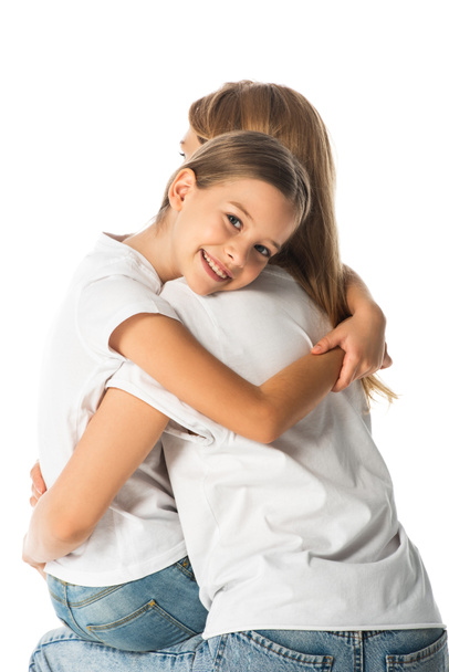 glücklich Tochter umarmt Mutter isoliert auf weiß - Foto, Bild