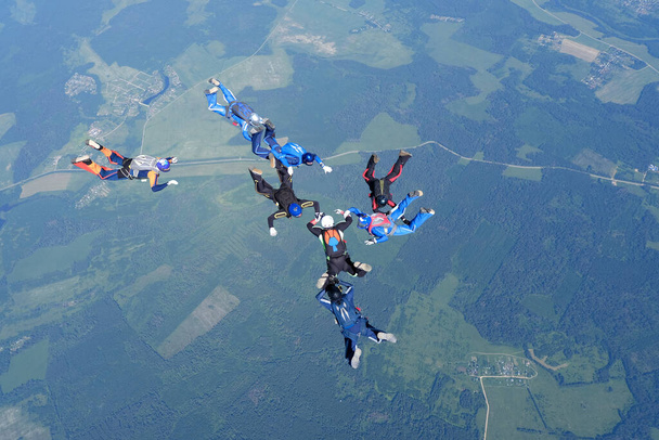Formación de paracaidismo. Un grupo de paracaidistas están entrenando en el cielo
. - Foto, imagen