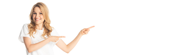 sonriente atractiva mujer adulta señalando con los dedos a un lado aislado en blanco, tiro panorámico
 - Foto, imagen