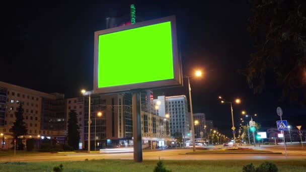 Time Lapse of Blank Billboard με μια πράσινη οθόνη σε φόντο μιας βραδιάς πόλης. - Πλάνα, βίντεο