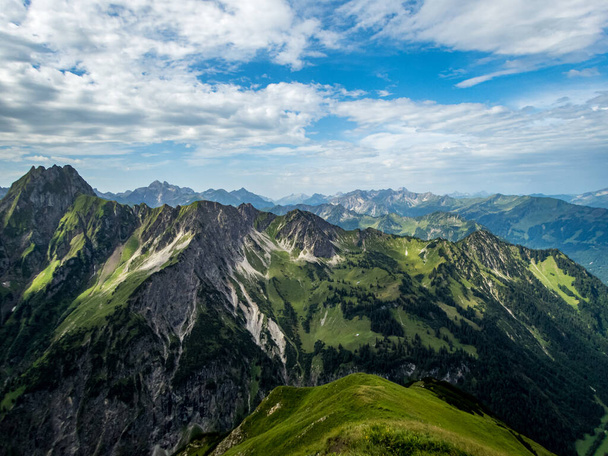 Randonnée panoramique fantastique depuis le Nebelhorn le long du Laufbacher Eck via Schneck, Hofats et Oytal - Photo, image