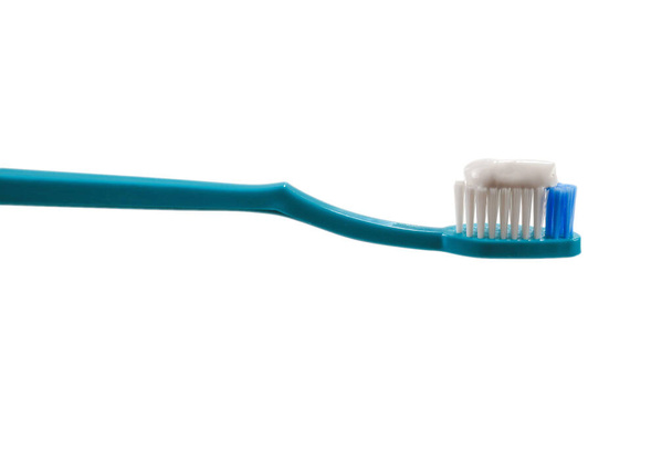 Cepillo de dientes azul con pasta de dientes aislada sobre fondo blanco. Copiar espacio
 - Foto, imagen