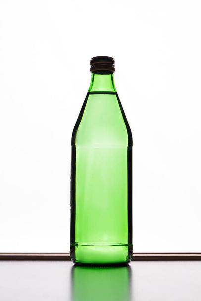 白い背景に隔離された緑のボトル. - 写真・画像